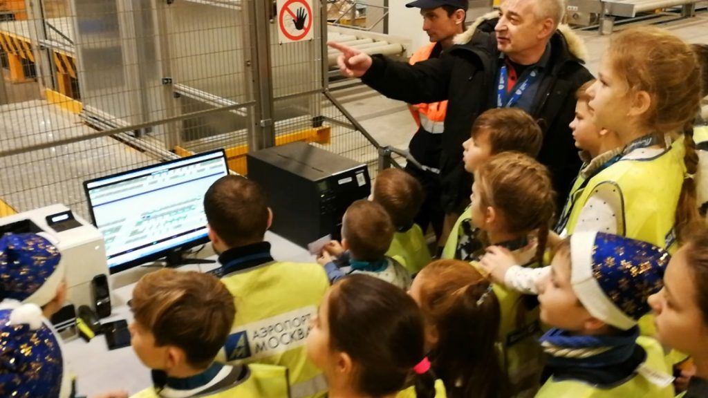 The automated system of the terminal helped the participants weigh the cargo and deliver it to pallets.